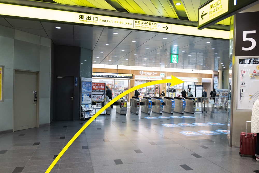 JR新大阪駅東出口の改札 右方向へ進む矢印