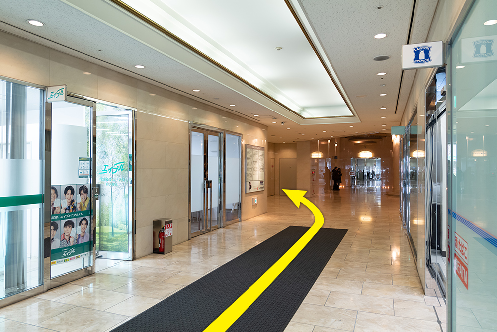新大阪セントラルタワー北館の入口のエレベーターホール